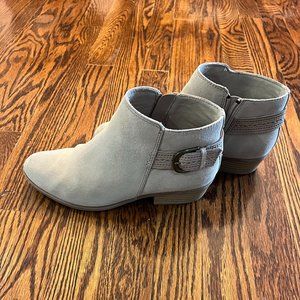 Women's Clarks Ankle Booties in Tan Size 7.5